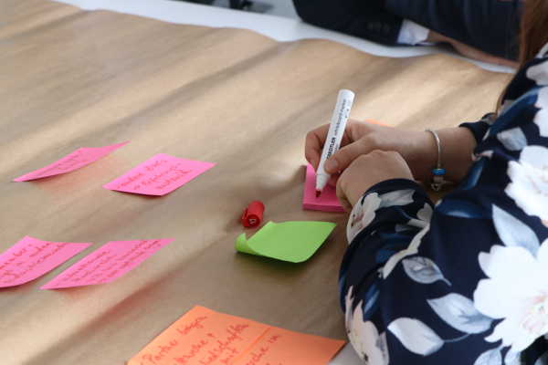 Klebezettel wird beschriftet