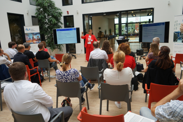 Professorin Ellen Enkel spricht