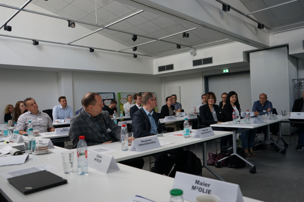 Teilnehmende an Tischen