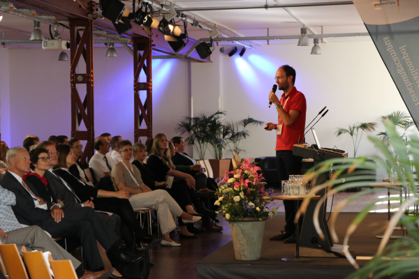 Science-Slammer Kai Koppmann vom Forschungscampus MODAL erklärt Gasnetzoptimierung.