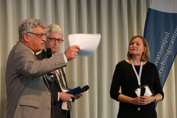 Die Moderatorin und der Moderator der parallelen Sessions stellen ihre Ergebnisse vor.