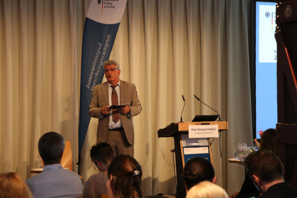 Moderator Andreas Lange führt durch die Fachtagung.